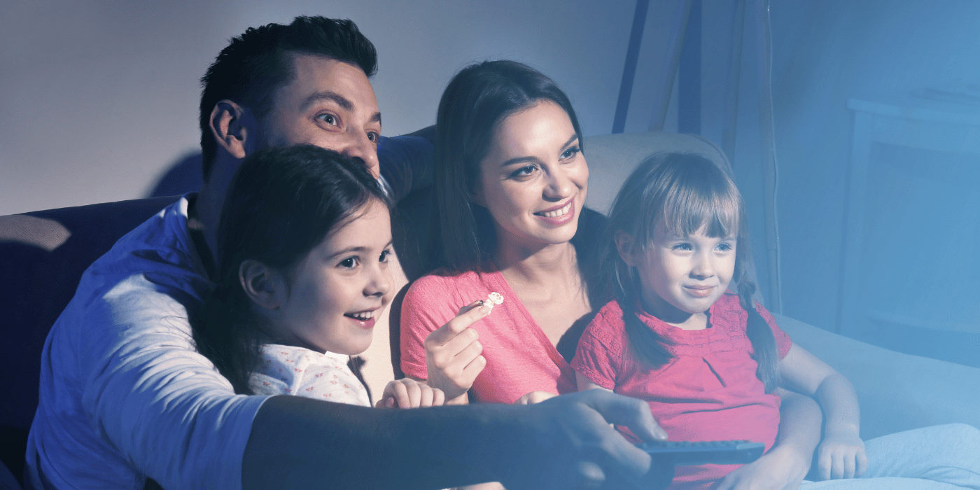 Atendente auxiliando dúvidas sobre IPTV